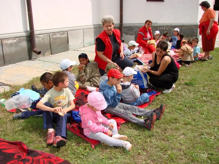 Cei mici s-au bucurat de o zi frumoasă la iarbă verde