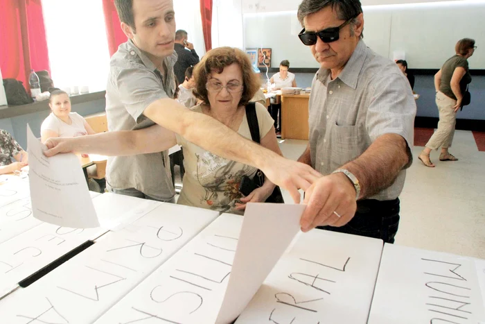 
    Click! vă prezintă cele mai neobişnuite situaţii întâlnite la scrutinul din 5 iunie: soţie care a preluat fotoliul de primar de la soţ, prieteni aflaţi la egalitate perfectă, candidaţi cu 0% pe listele de votFoto: Mediafax  