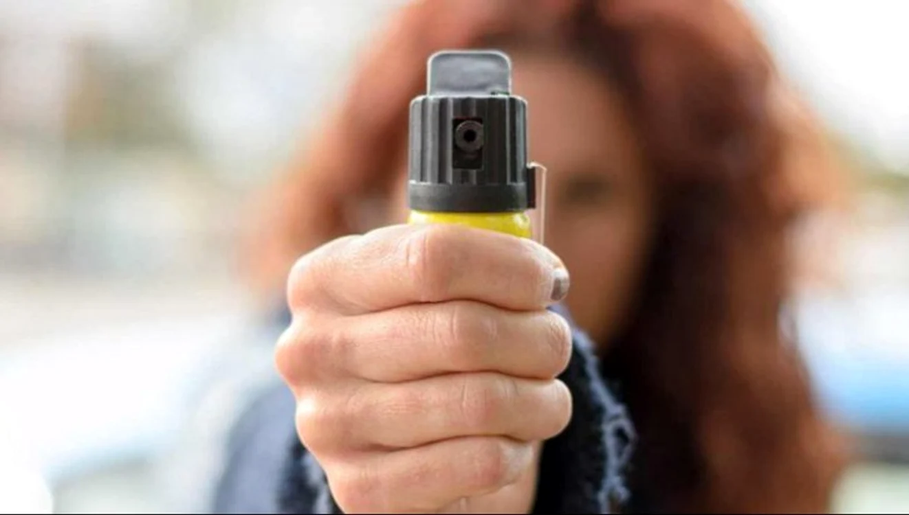 Învățătoarea spune că a atacat copiii cu spray lacrimogen pentru că au fost agresivi față de ea