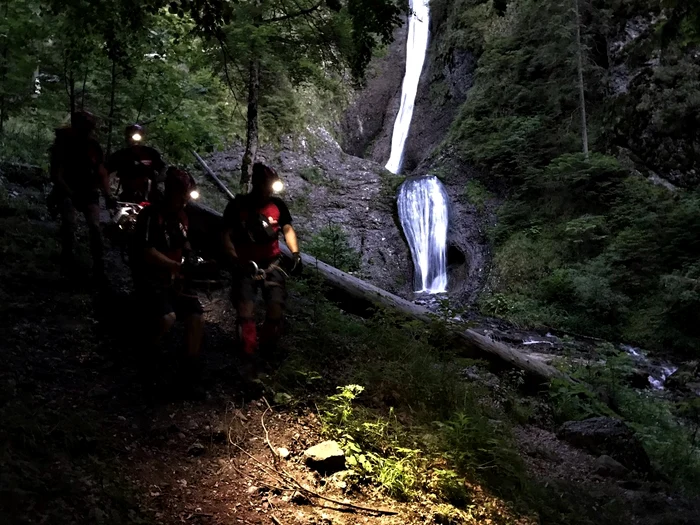 Traseul pe la cascada Duruitoare este foar, foarte, dificil FOTO Salvamont Neamț