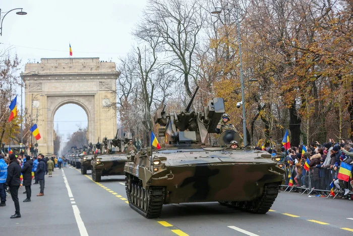 Multe vehicule blindate și tancuri, puține drone la parada de 1 Decembrie. FOTO: MAPN