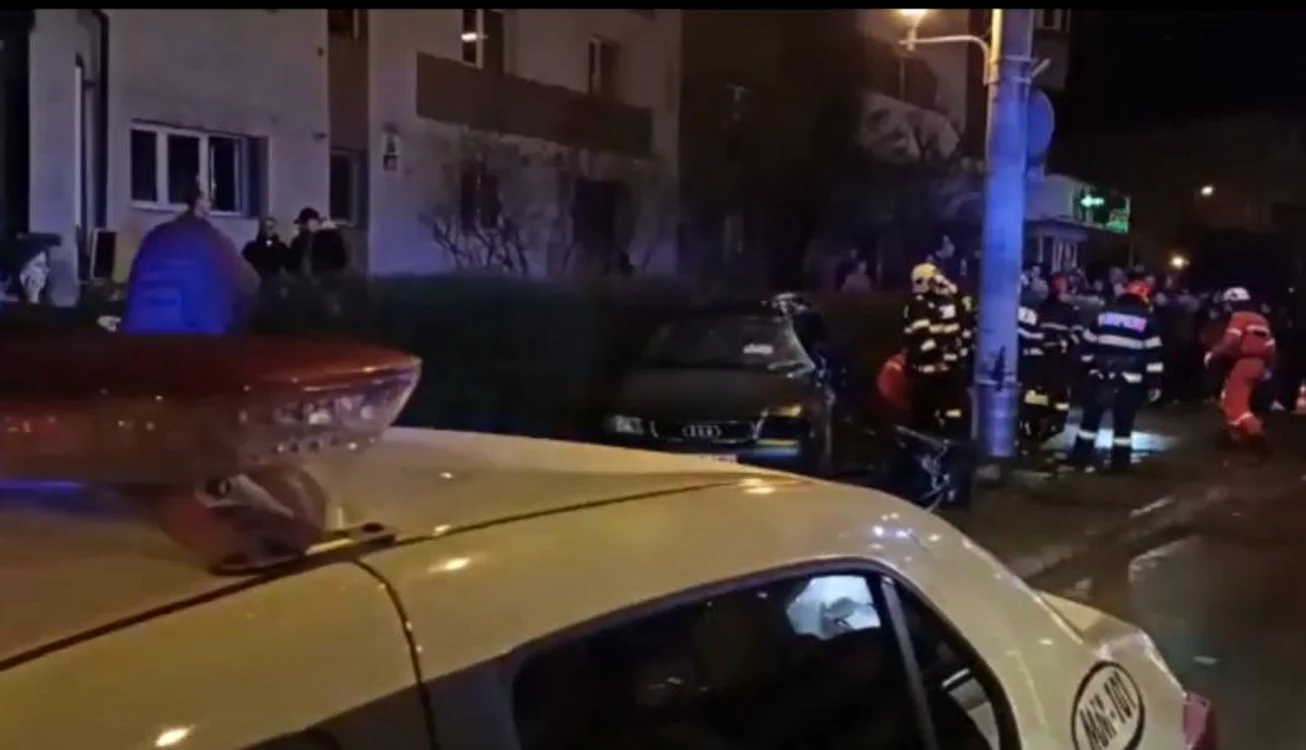 
    Șoferul a intrat într-un stâlpFoto: captură video Observator TV  