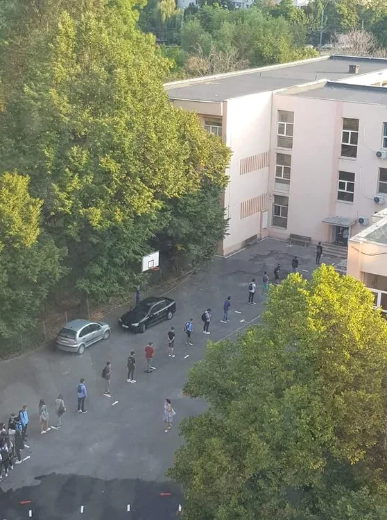 Elevii școlii „Geo Bogza” din București intră în unitatea de învățământ în șir indian, respectând astfel distanțarea fizică