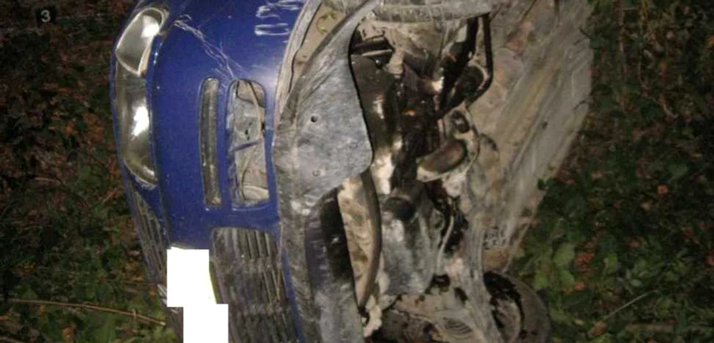 Volkswagen-ul furat s-a răsturnat pe un câmp în apropierea unui drum comunal