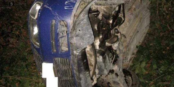 Volkswagen-ul furat s-a răsturnat pe un câmp în apropierea unui drum comunal