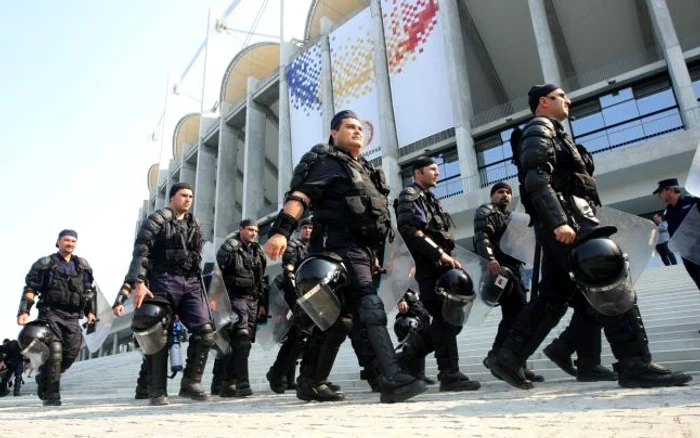 
    Câteva sute de jandarmi au asigurat ordinea la Steaua - DinamoFoto Click!  