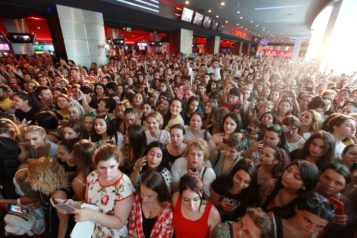 Sute de fani au venit să îl vadă live pe Burak Ozcivit