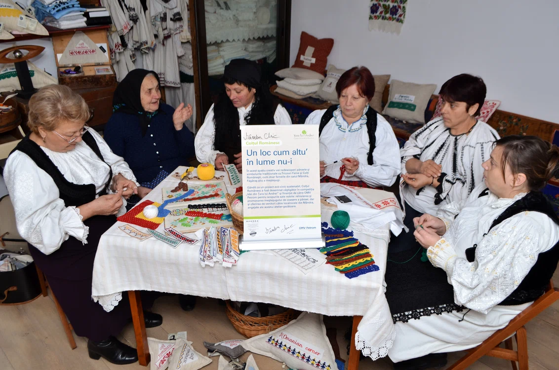 La atelierul din satul Mândra lucrează 6 persoane. Mama Ana este cea mai în vârstă