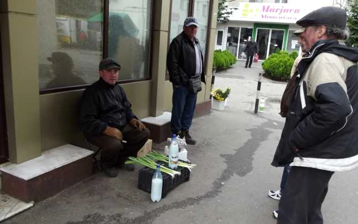 Producătorii plătesc 4 lei pentru frigul de afară şi prigoana poliţiştilor locali. FOTO: Alina Mitran