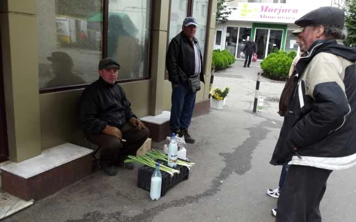 Producătorii plătesc 4 lei pentru frigul de afară şi prigoana poliţiştilor locali. FOTO: Alina Mitran