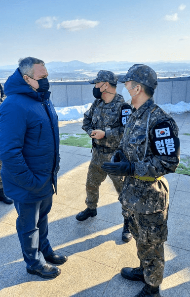 Ciucă şi Ciolacu, în zona demilitarizată dintre cele două Corei