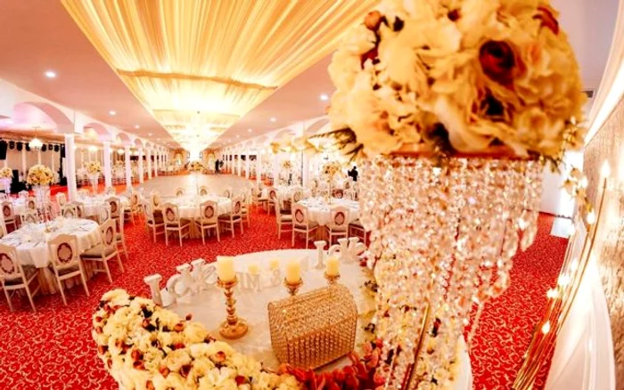 
    Sala de nunți amenajat de cântăreața Angela Rusu a luat focFoto Adevărul.ro  