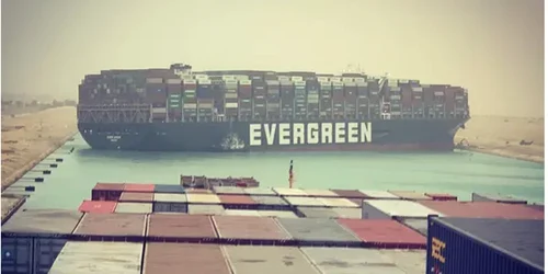 Un cargobot taiwanez s-a blocat de-a latul Canaului de Suez FOTO captură