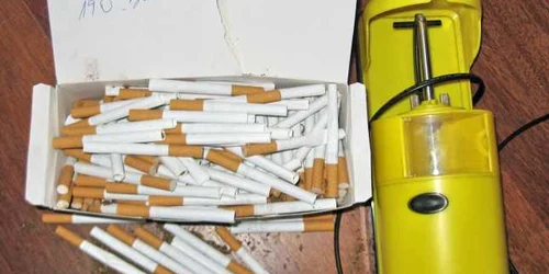 Dispozitiv utilizat pentru confecţionarea ţigaretelor găsit la percheziţie