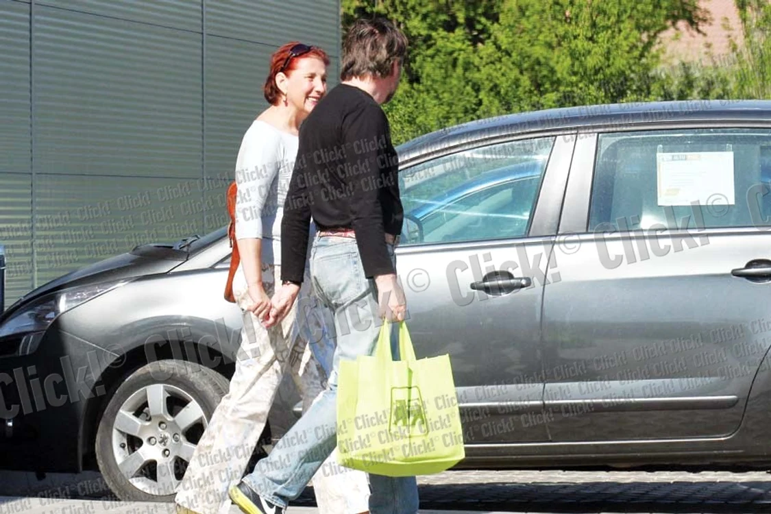Plictisit la cumpărături,  Cătălin Mireuţă a ieşit  din supermarket  şi a vorbit la mobil (FOTOGRAFII: Alex Muscaliu)