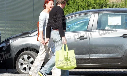 Plictisit la cumpărături,  Cătălin Mireuţă a ieşit  din supermarket  şi a vorbit la mobil (FOTOGRAFII: Alex Muscaliu) jpeg