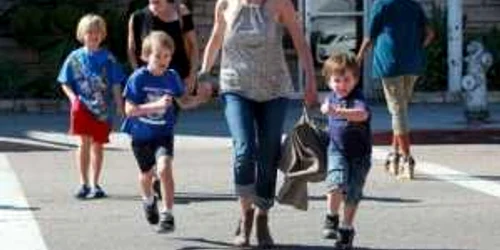 Sharon Stone, împreună cu cei trei băieţi ai săi