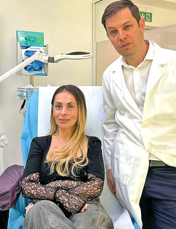 Alături de  îngerul ei  păzitor, medicul  Olimpiu  Hârceagă