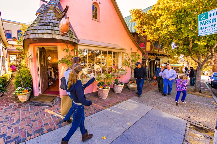 Carmel-by-the-Sea are străduțe care necesită încălțări adecvate (Foto: Shutterstock)