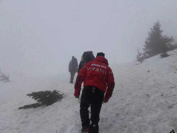Recuperarea turiştilor rătăciţi a fost dificilă din pricina condiţiilor meteo FOTO Salvamont Neamţ
