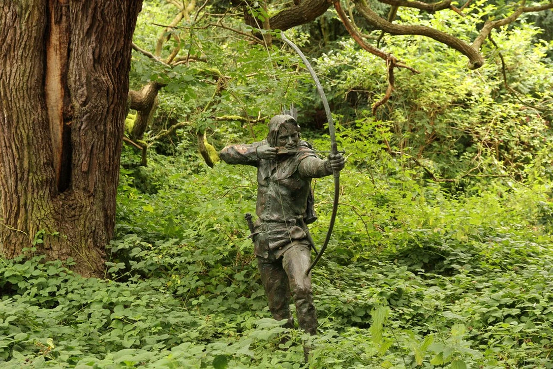 Statuia lui Robin Hood, în pădurea Sherwood (© Richard Croft / Wikimedia Commons)