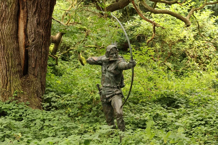 Statuia lui Robin Hood, în pădurea Sherwood (© Richard Croft / Wikimedia Commons)