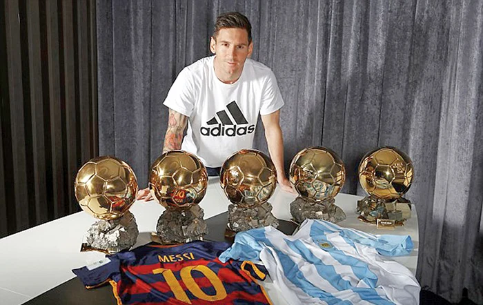 
    Messi, cu cele 5 trofee  