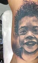 Kamara   Chipul lui Leon  este imprimat  pe brațul  artistului   jpeg