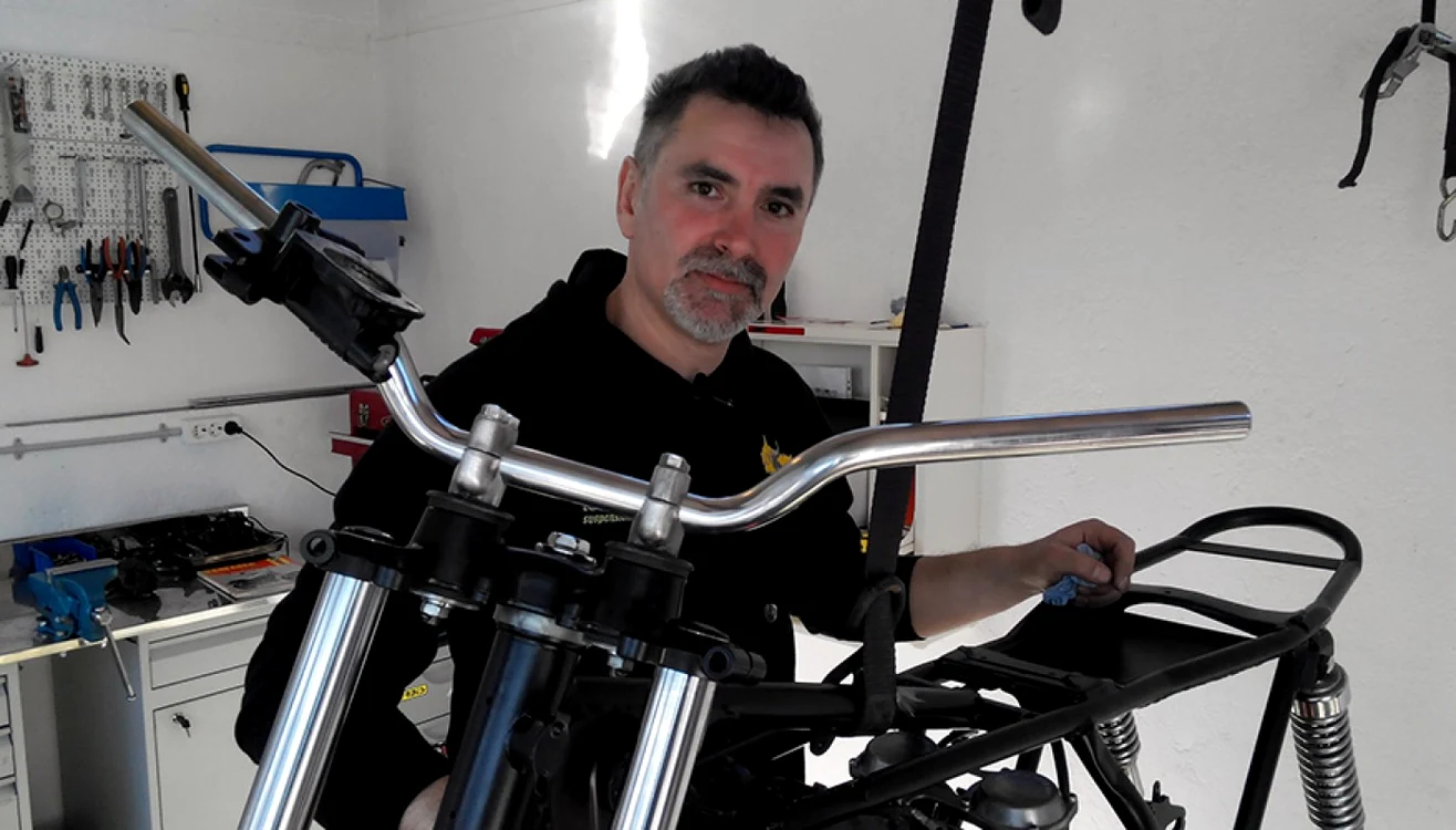 Ovidiu Turcea restaurează motociclete vechi Foto Iulian Bunilă