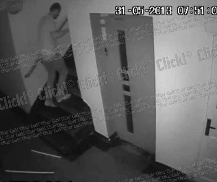 Gabriel Tamaş a spart uşa blocului şi a urcat cu greu până la etajul unu.