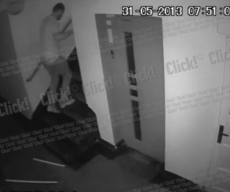 Gabriel Tamaş a spart uşa blocului şi a urcat cu greu până la etajul unu.