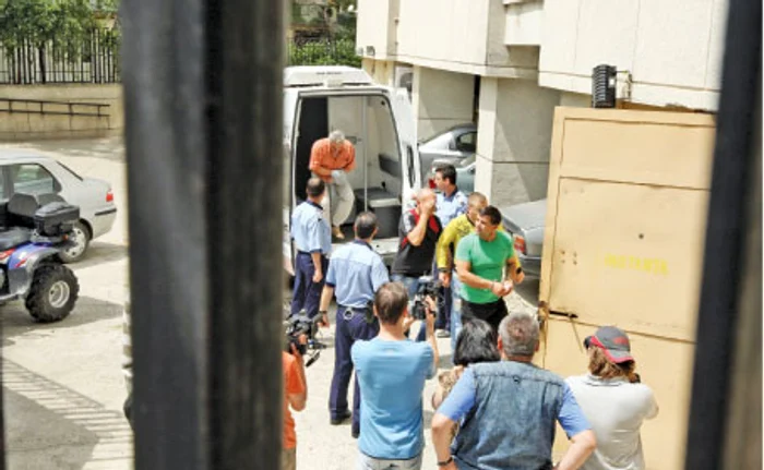 Mai mulţi poliţişti complici la un furt au fost arestaţi