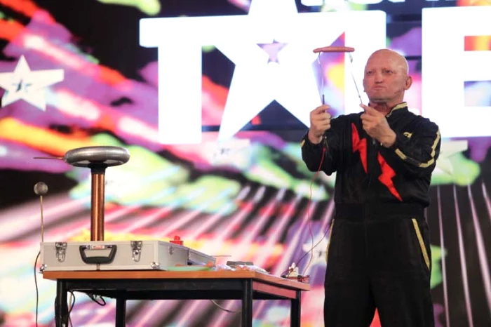 Biba poate aprinde o torţă prin intermediul propriei chelii şi a făcut şi o demonstraţie de prăjit cârnaţi! (Fotografii: ProTv)