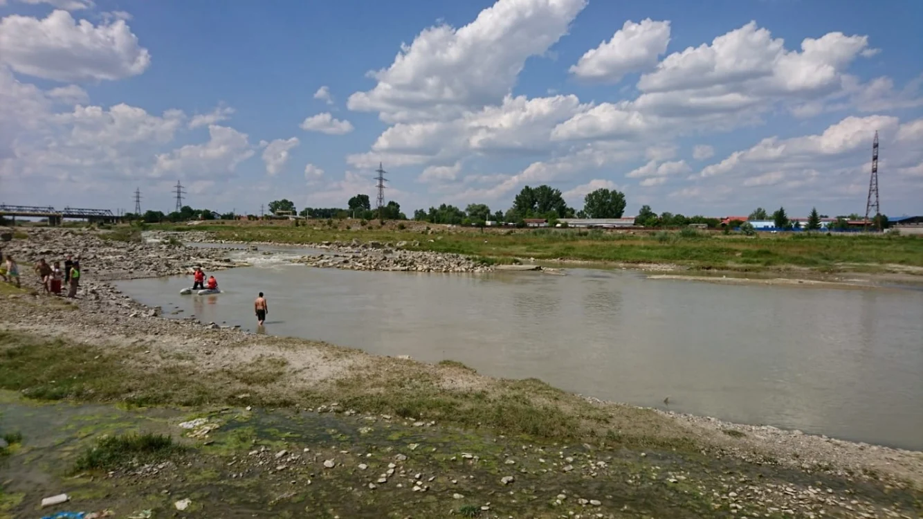 Scăldatul în râul Moldova este foarte periculos FOTO ISU Neamţ