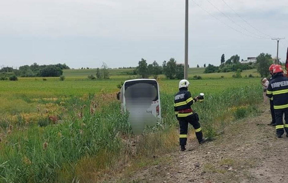 Şase răniţi în urma unui accident rutier pe E85. Un autocar a ieșit în decor