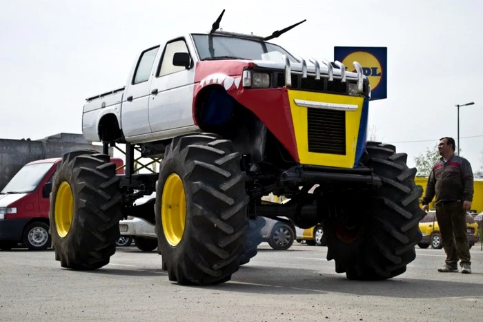 Bărbatul ar fi construit cele două maşini după ce a fost rugat de băiatul lui de 9 ani FOTO monstertrucks.ro