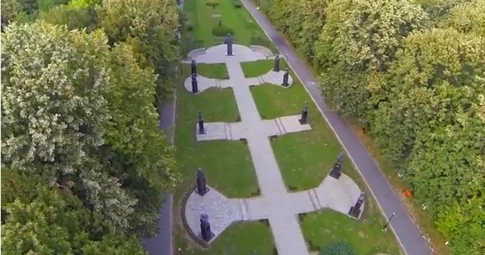 Aleea Scriitorilor din parcul Bucov, filmată din aer. FOTO captură video Eyecloud