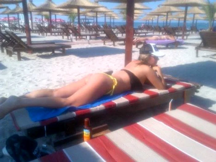 Tania Budi la plajă