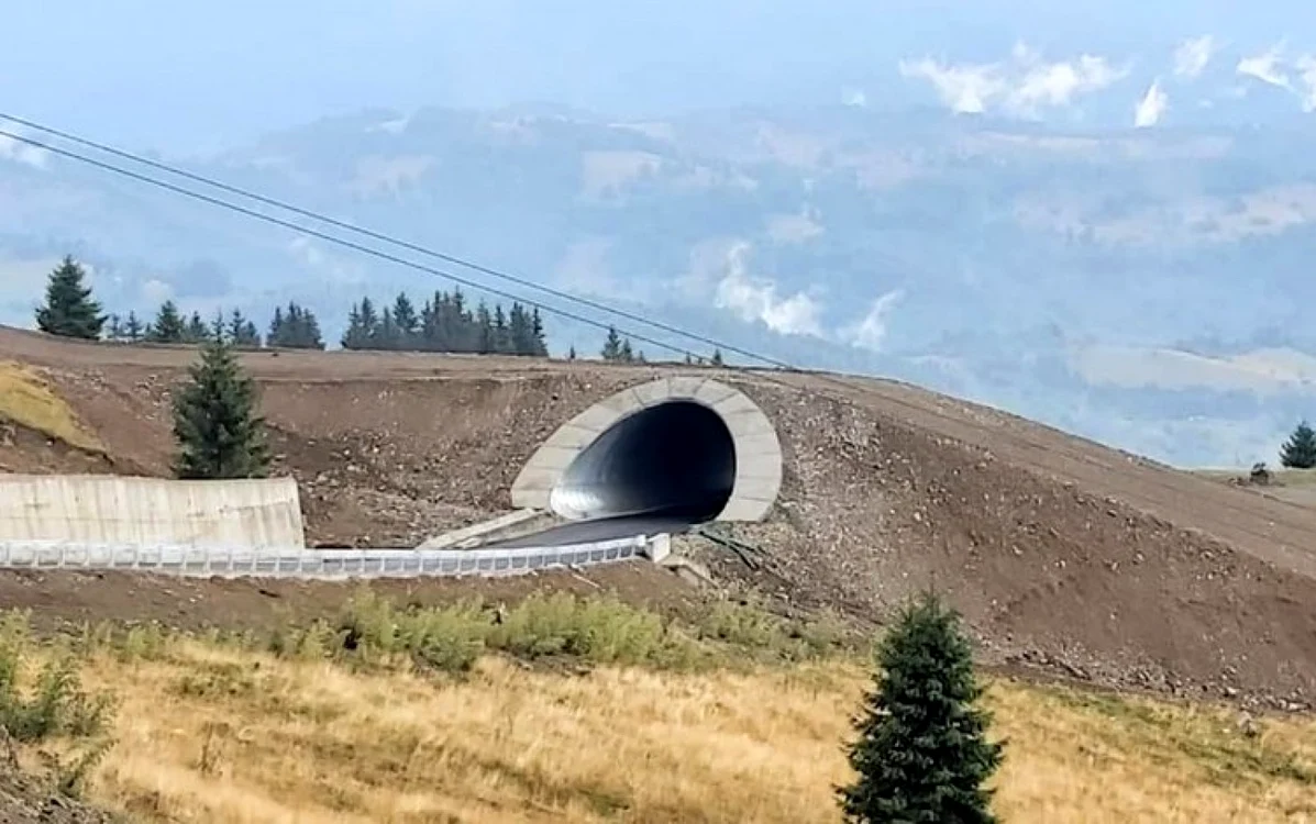 Unul dintre tunelurile noii şosele. Foto: Costel Avram. Facebook.