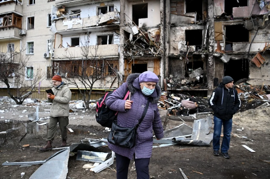 Televiziunile din Rusia susţin că ucrainenii din Kiev nu au de ce să se teamă, având în vedere că armata rusă atacă diar obiective militare. În imagine un bloc distrus din Kiev. FOTO: AFP