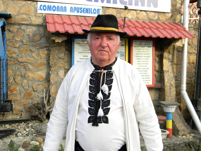 Etnograful, în fața muzeului din Almașu Mare FOTO Facebook/ Emilian Achim
