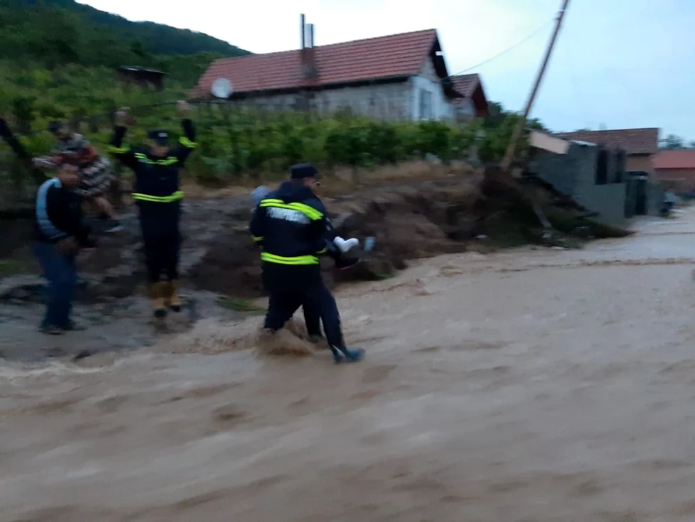 Angajaţii MAI au intervenit în 76 de localităţi afectate de vremea rea FOTO Adevărul