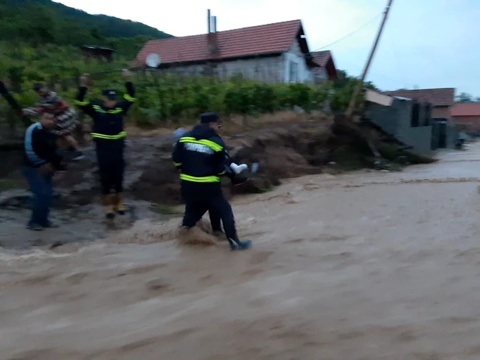 Angajaţii MAI au intervenit în 76 de localităţi afectate de vremea rea FOTO Adevărul