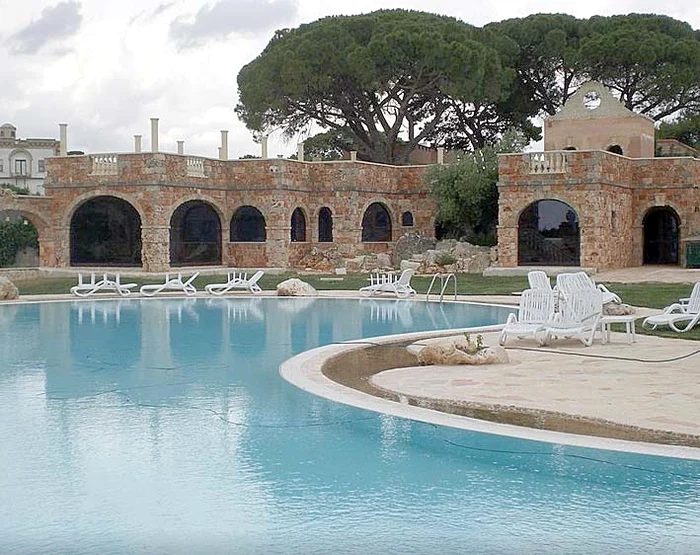 Piscina reprezintă una dintre atracțiile locului