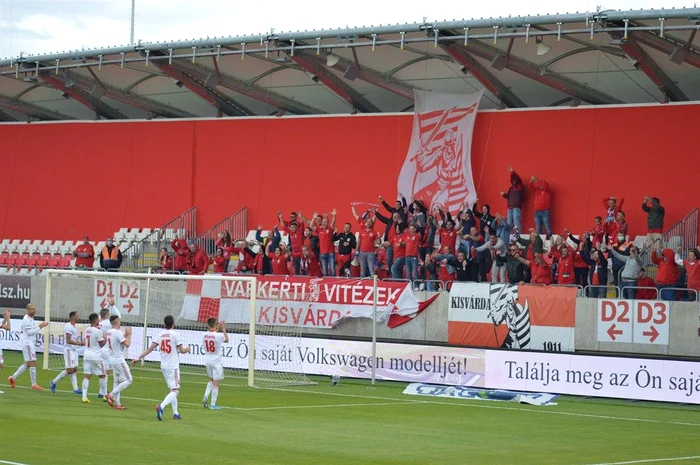 Fanii lui Kisvarda l-au aplaudat pe Claudiu BumbaFoto: Facebook/Kisvarda