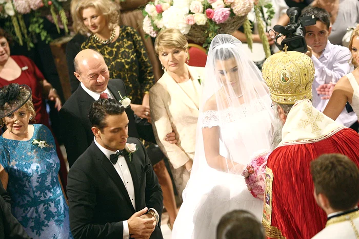 Septembrie 2012: Mândru nevoie mare! Aşa a fost Traian Băsescu la nunta mezinei sale. Elena i-a făcut o mare bucurie când l-a luat de soţ pe Bogdan Ionescu, fiul bunului său prieten, Bebe Ionescu.