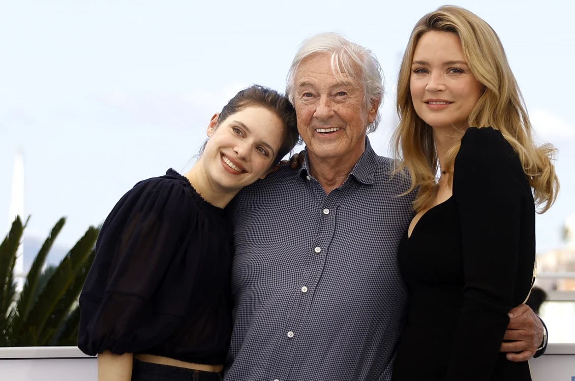 Vedetele filmului „Benedetta“: regizorul Paul Verhoeven, între actriţele Daphne Patakia (stânga) şi Virginie Efira, înaintea premierei de la Cannes FOTO EPA-EFE