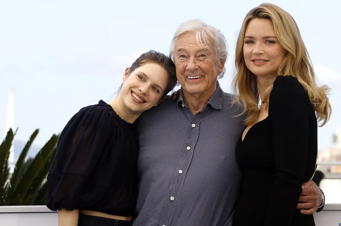 Vedetele filmului „Benedetta“: regizorul Paul Verhoeven, între actriţele Daphne Patakia (stânga) şi Virginie Efira, înaintea premierei de la Cannes FOTO EPA-EFE