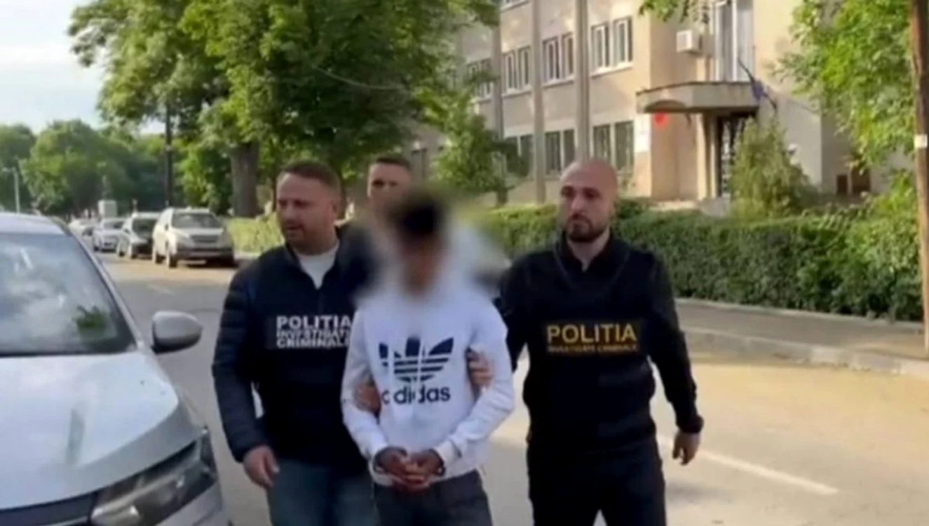 Criminalul în vârstă de 15 ani, escortat de poliţişti
