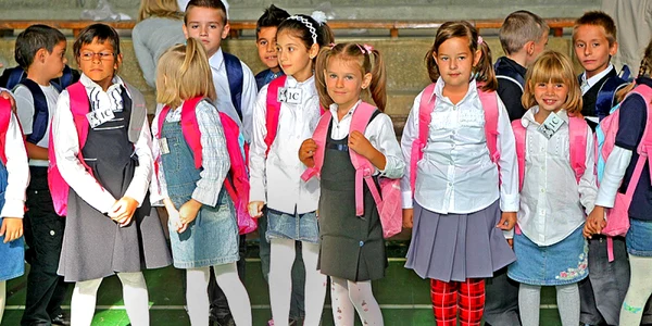 În mai puţin de o săptămână, şcolile îi vor primi pe micuţi în bănci